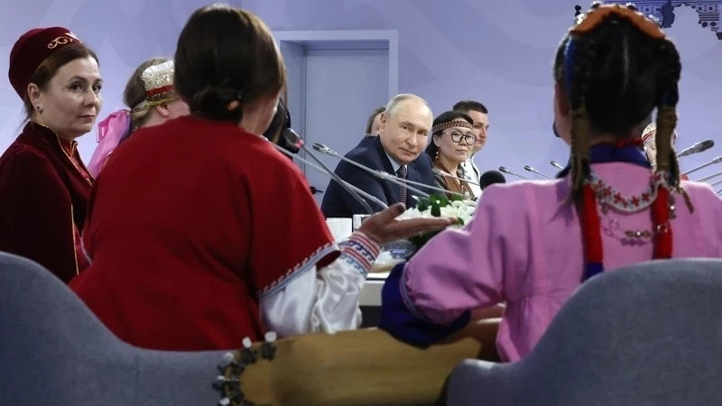 Школьница из Югры продемонстрировала Владимиру Путину звучание «поющего дерева».  Впервые в России с