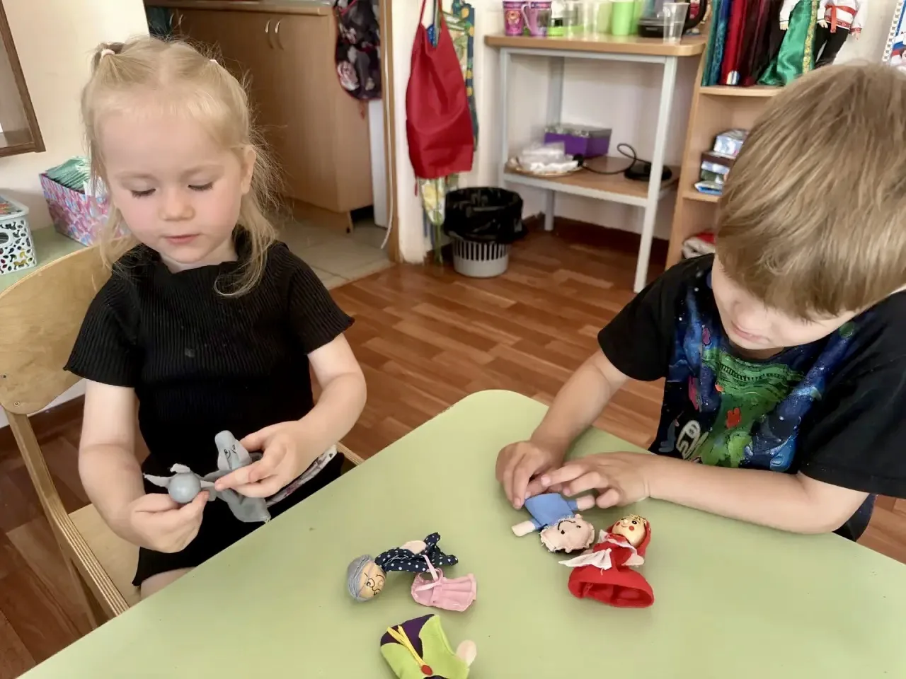 🎭 В нашем театре сегодня играют маленькие актёры.

Куклы, зверята и сказочные персонажи оживают в р