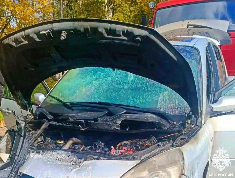В Смоленской области неравнодушные водители спасли горящую машину