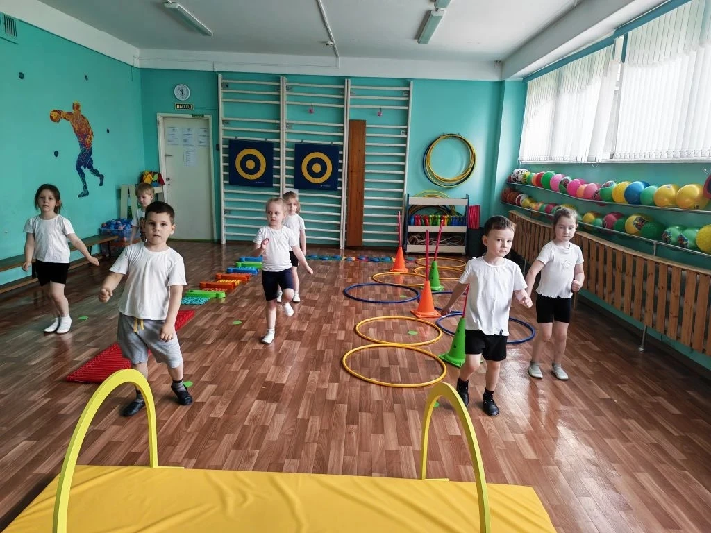 Наши непоседы в деле 😎💪

Ребятам средней группы необходимы: 
🔹ползание 
🔹прыжки
🔹ходьба по неро