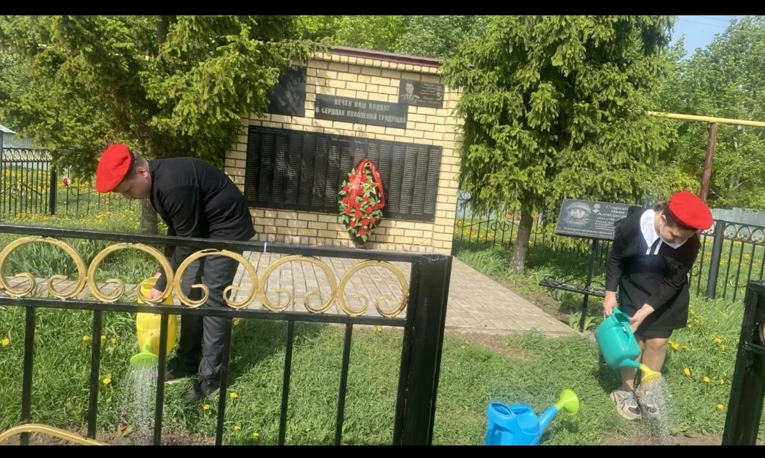 🏛️ Отряд Юнармии заботится о памятнике участникам Великой Отечественной войны! 🌿