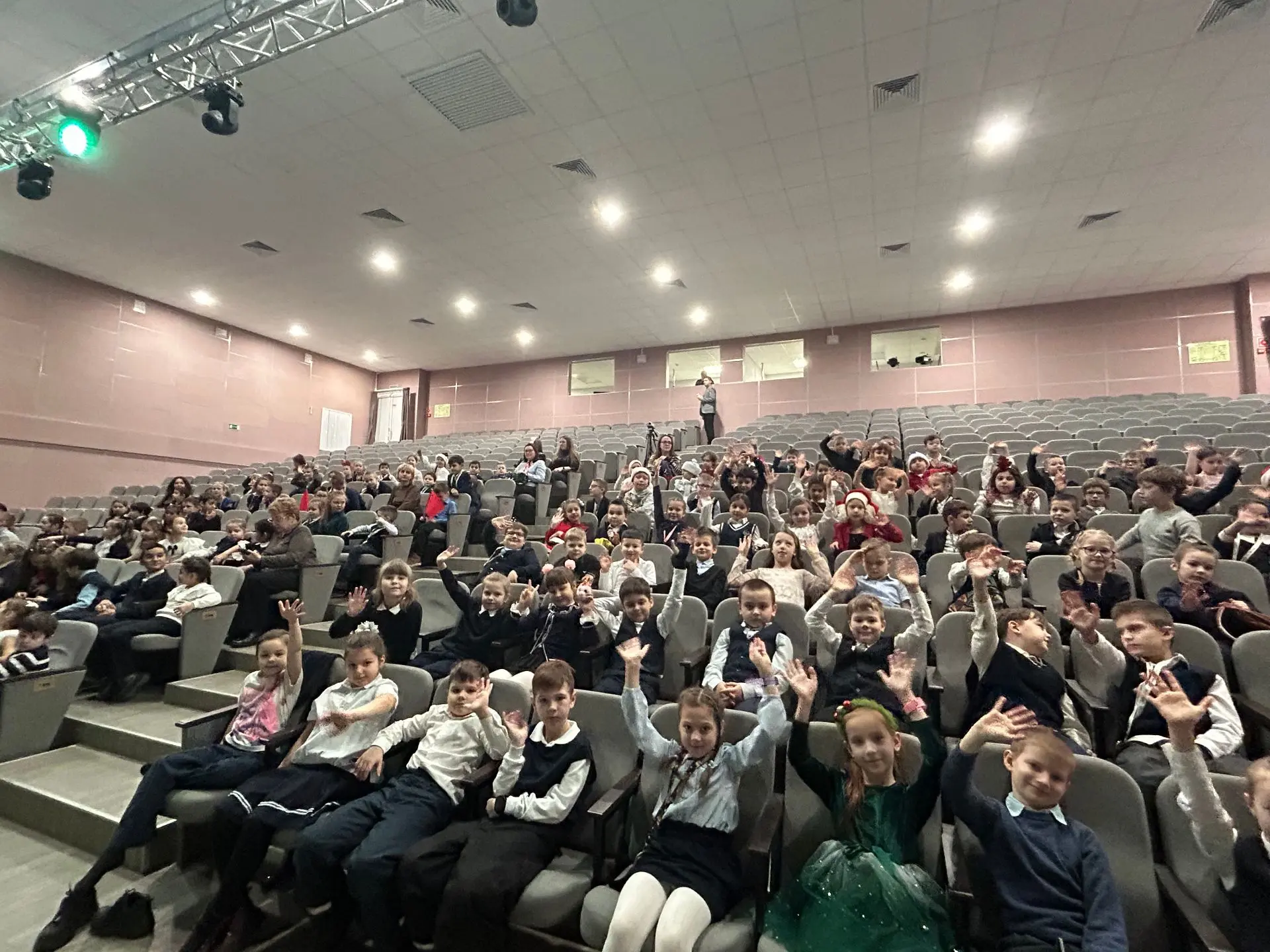 🎭26 декабря ученики 1-х классов  побывали на спектакле «Теремок» в СКК «Рондо». Кукольный театр «Кук