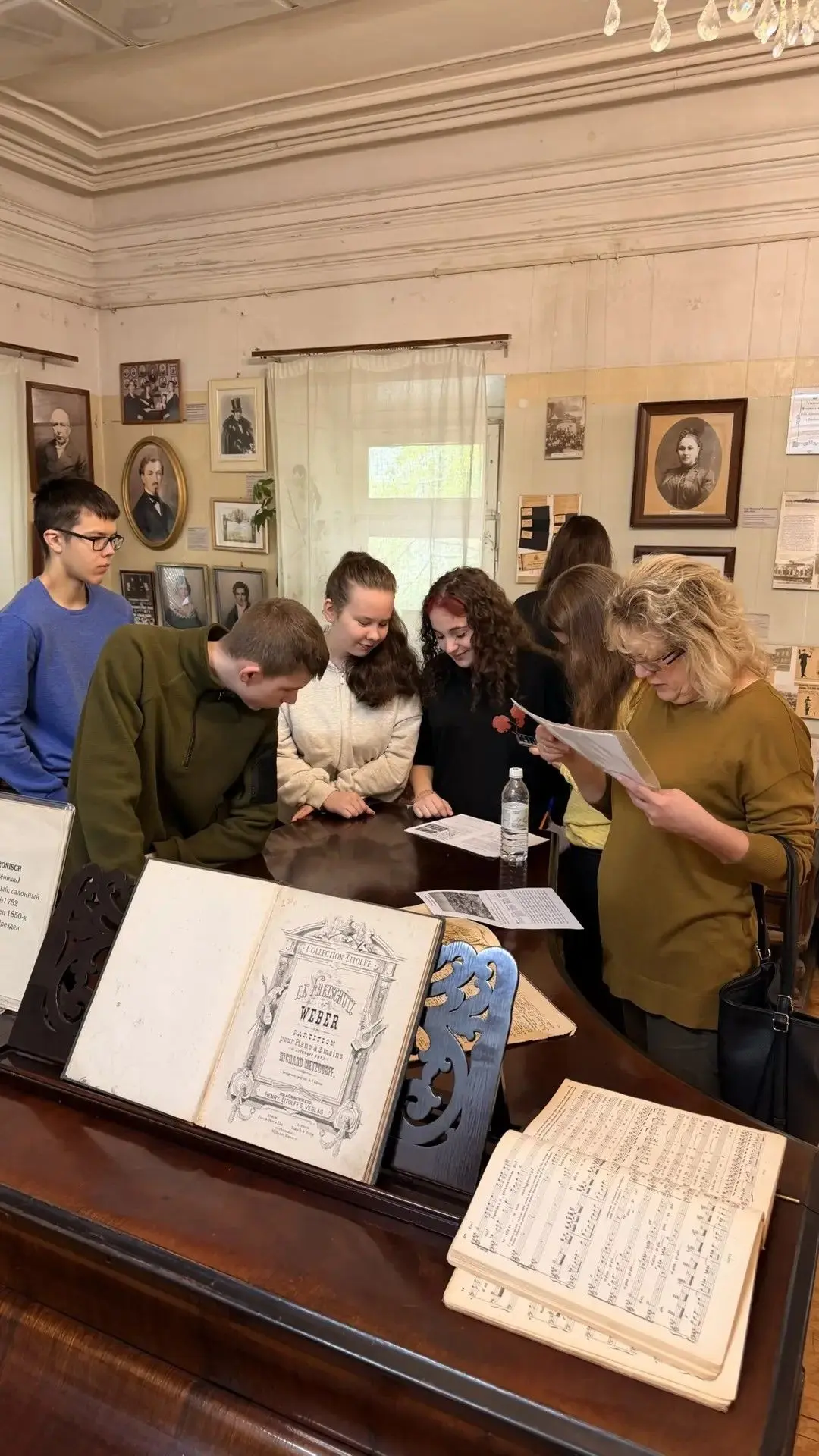 🔎 Урок-расследование в музее: 10 «Б» изучает историю финансов  В рамках проекта «Учебный день в музе
