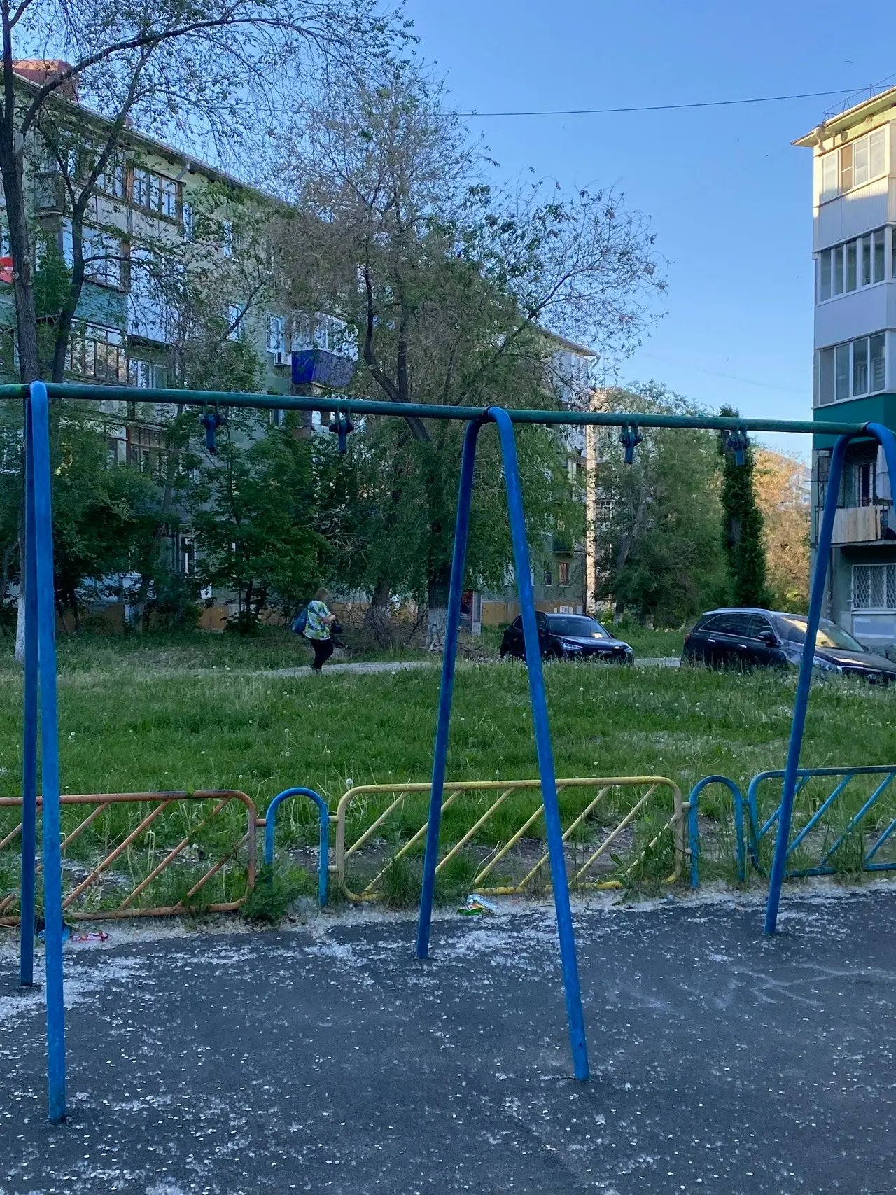 Жители Киевской, 90А пожаловались на удручающее состояние детской площадки