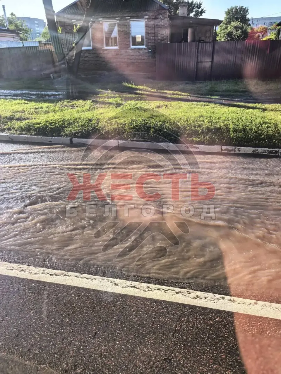 Улица Красноармейская утром поплыла из-за прорванной канашки. Вонючая водичка разлилась как на троту