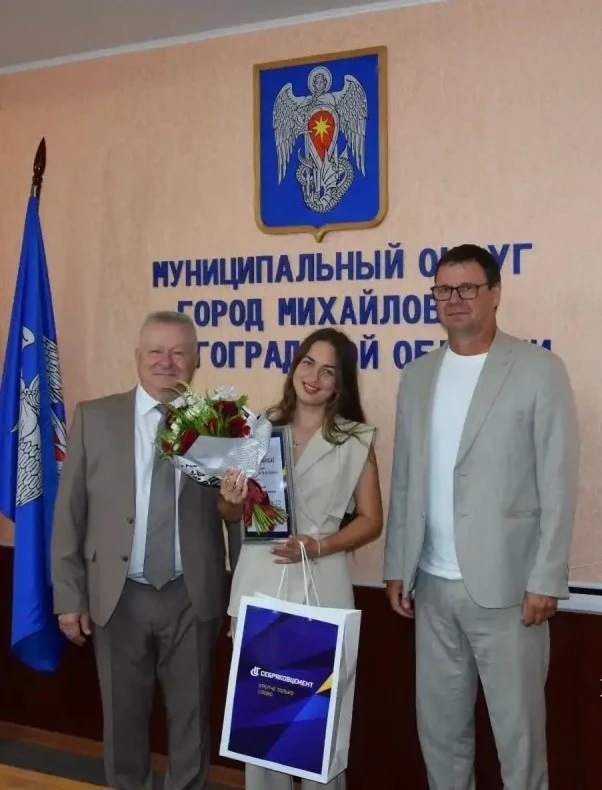 10 выпускниц из Михайловки получили гранты по 300 000 рублей 👍

В администрации Михайловки наградил