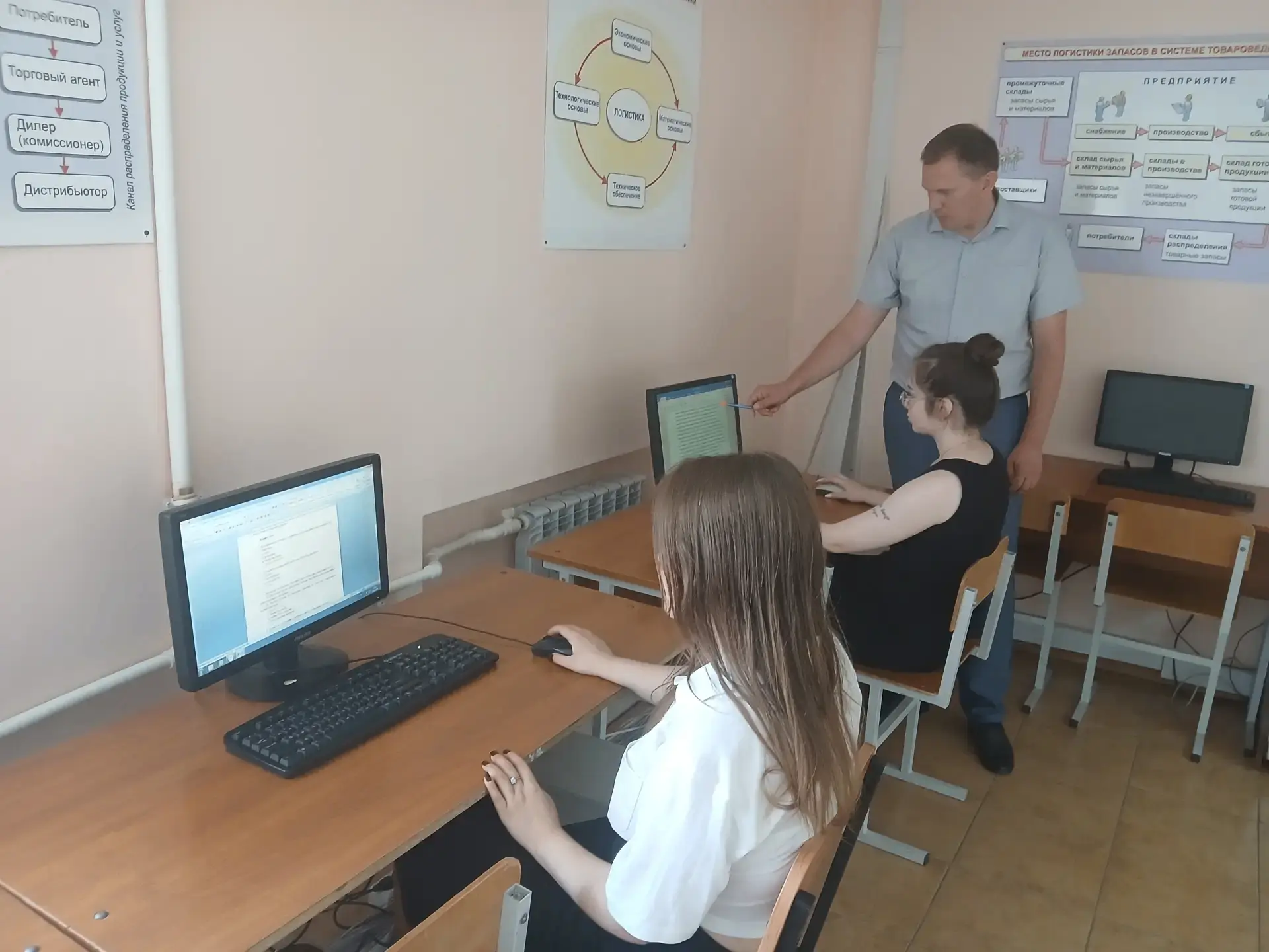 👥Студенты 3 курса очно-заочной формы обучения продолжают работу над социально значимым проектом в р