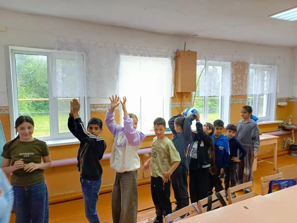День 1. Зарядка, завтрак, линейка, игра по станциям к Международному дню защиты детей, ...