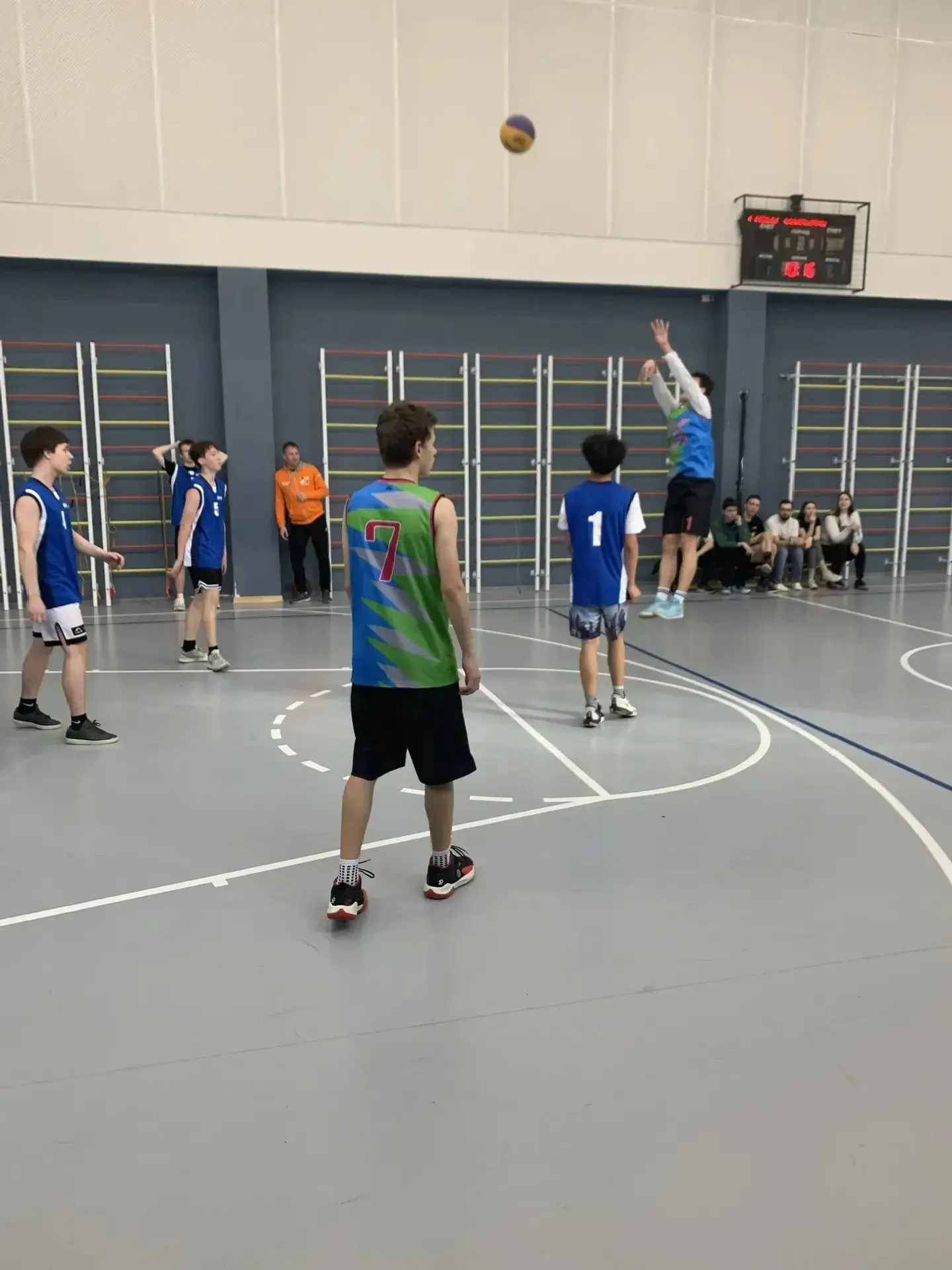 🏀4 апреля в МАОУ СОШ № 215 прошёл захватывающий Районный этап «Школьной лиги по баскетболу 3×3 им. К