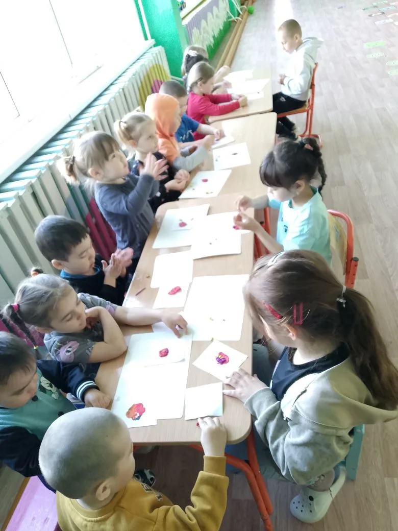 Изо-лепка — это интегрированный курс для детей 3–5 лет, который сочетает лепку, рисование и аппликац