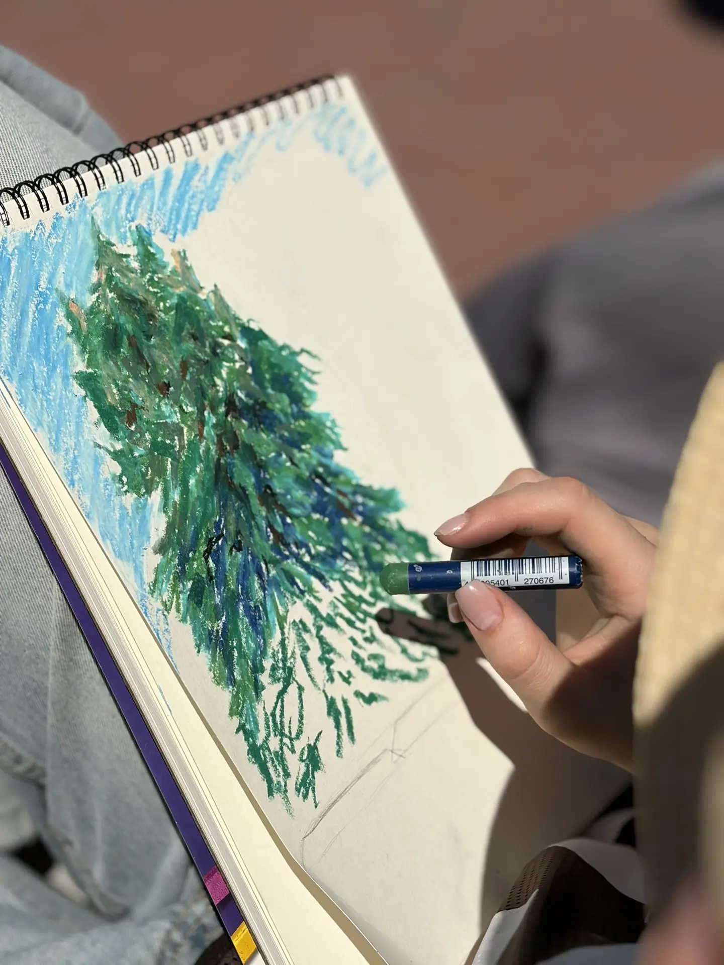🎨 Наступила пора пленэра! 
Наши обучающиеся 👱‍♀🧑‍🦱👩‍🦰 Художественной школы-студии   оттачивают