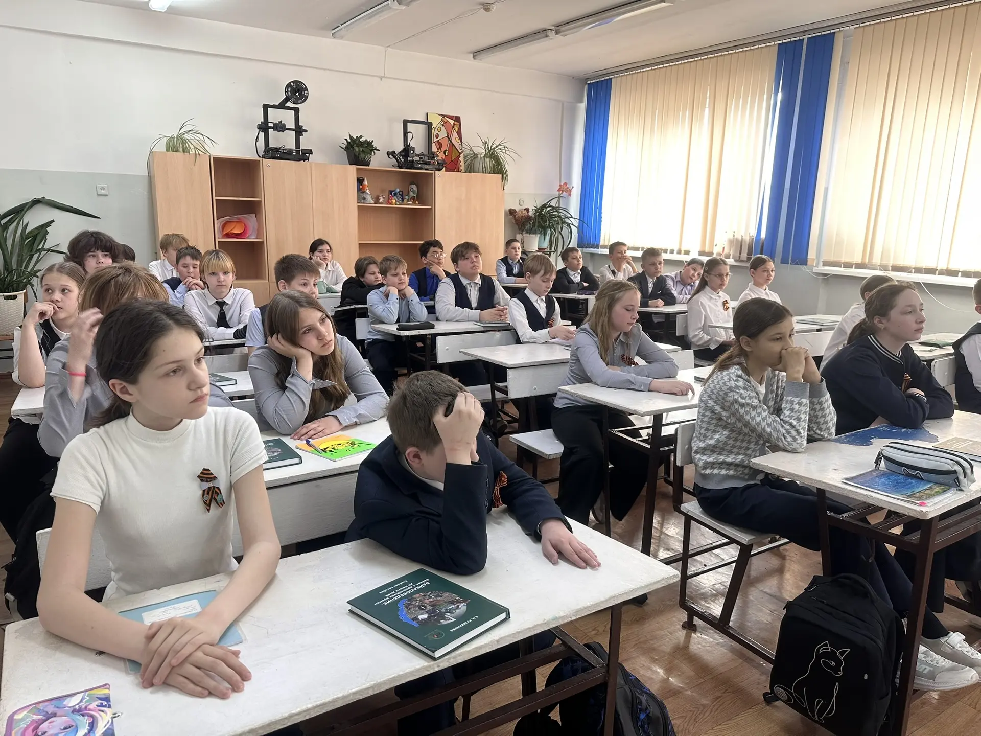 Связь поколений не прерывается! ✨  Сегодня в 5«А» классе прошел Урок мужества, приуроченный к велико