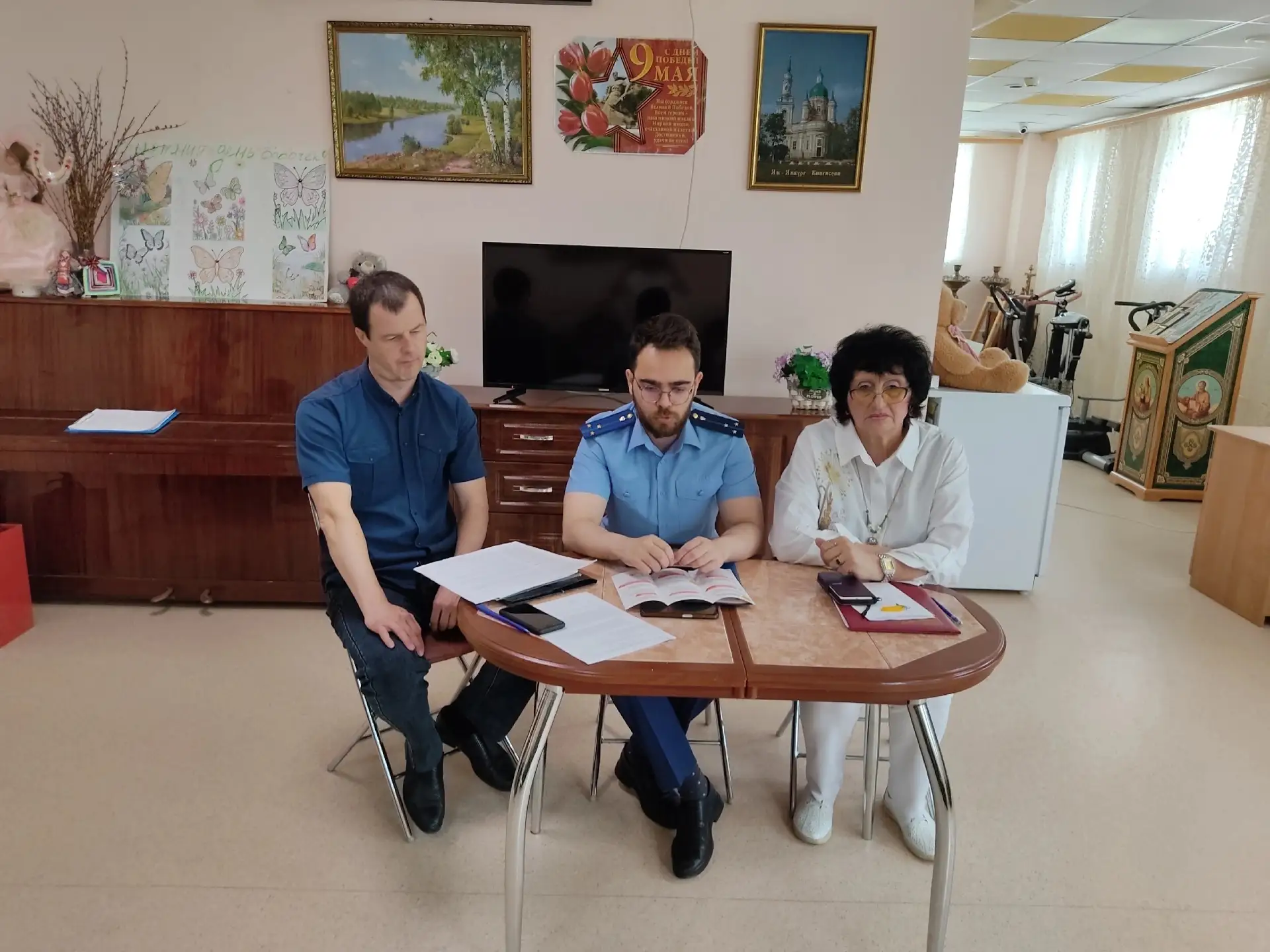 Сегодня в доме-интернате для сотрудников и проживающих прошла встреча с помощником Кингисеппского го