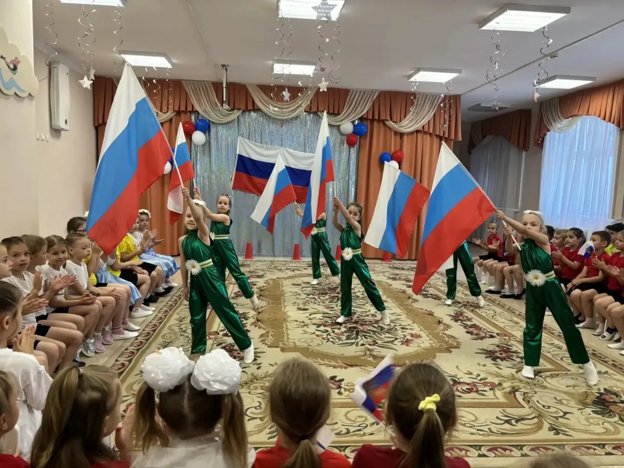 В преддверии Дня России в нашем детском саду прошел праздник "Россия, мы дети твои!".  Ребята читали