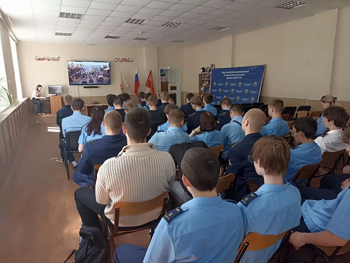 🌞Нашу страну населяют более 190 народностей. Но самая большая по численности из них — ...