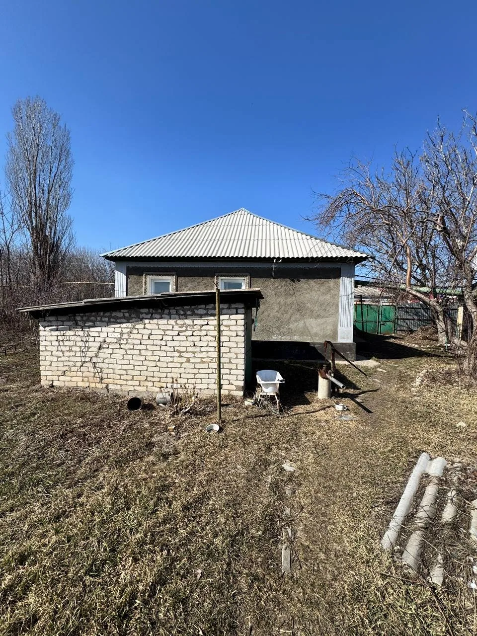 Продам дом с флигелем на участке в центре Станицы Луганской по ул. 5 линия, площадью 65...