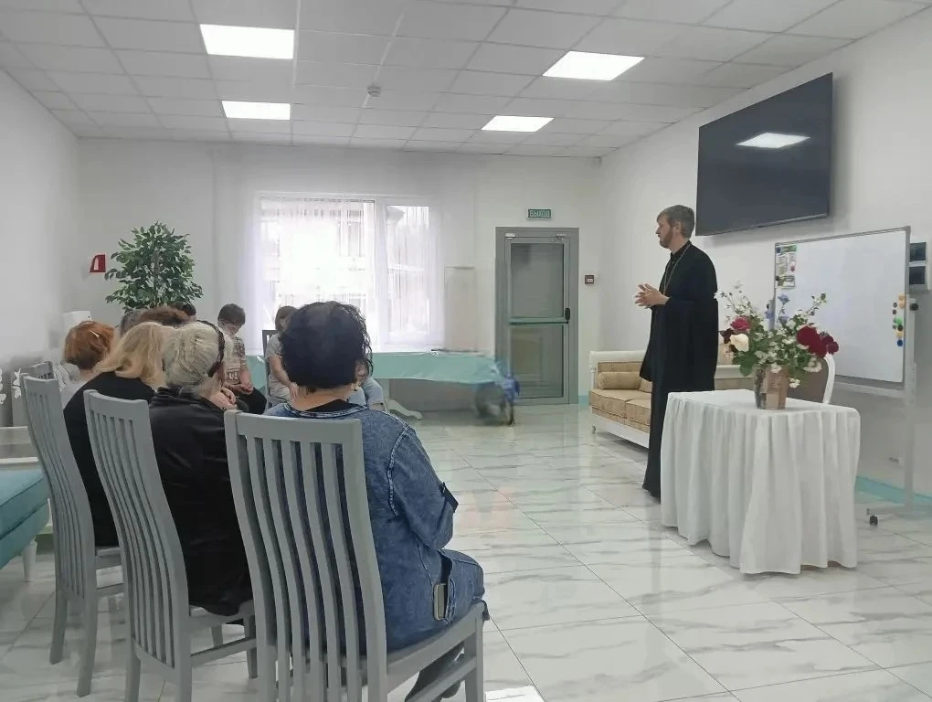 Тепло домашнего очага: встреча с отцом Ярославом в центре занятости