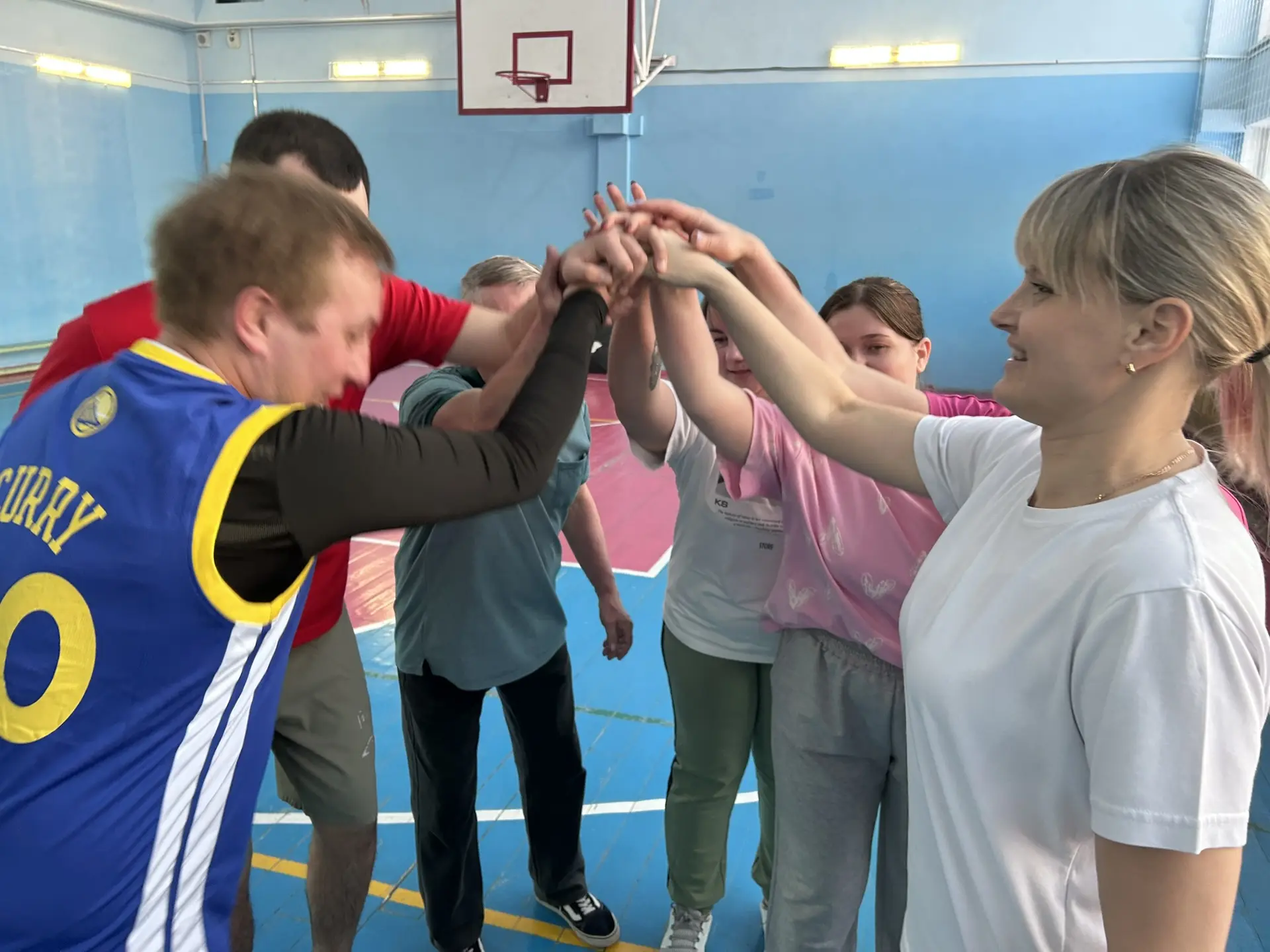 🏐 Товарищеский волейбольный матч в честь Дня памяти  В нашей школе прошёл товарищеский матч по волей