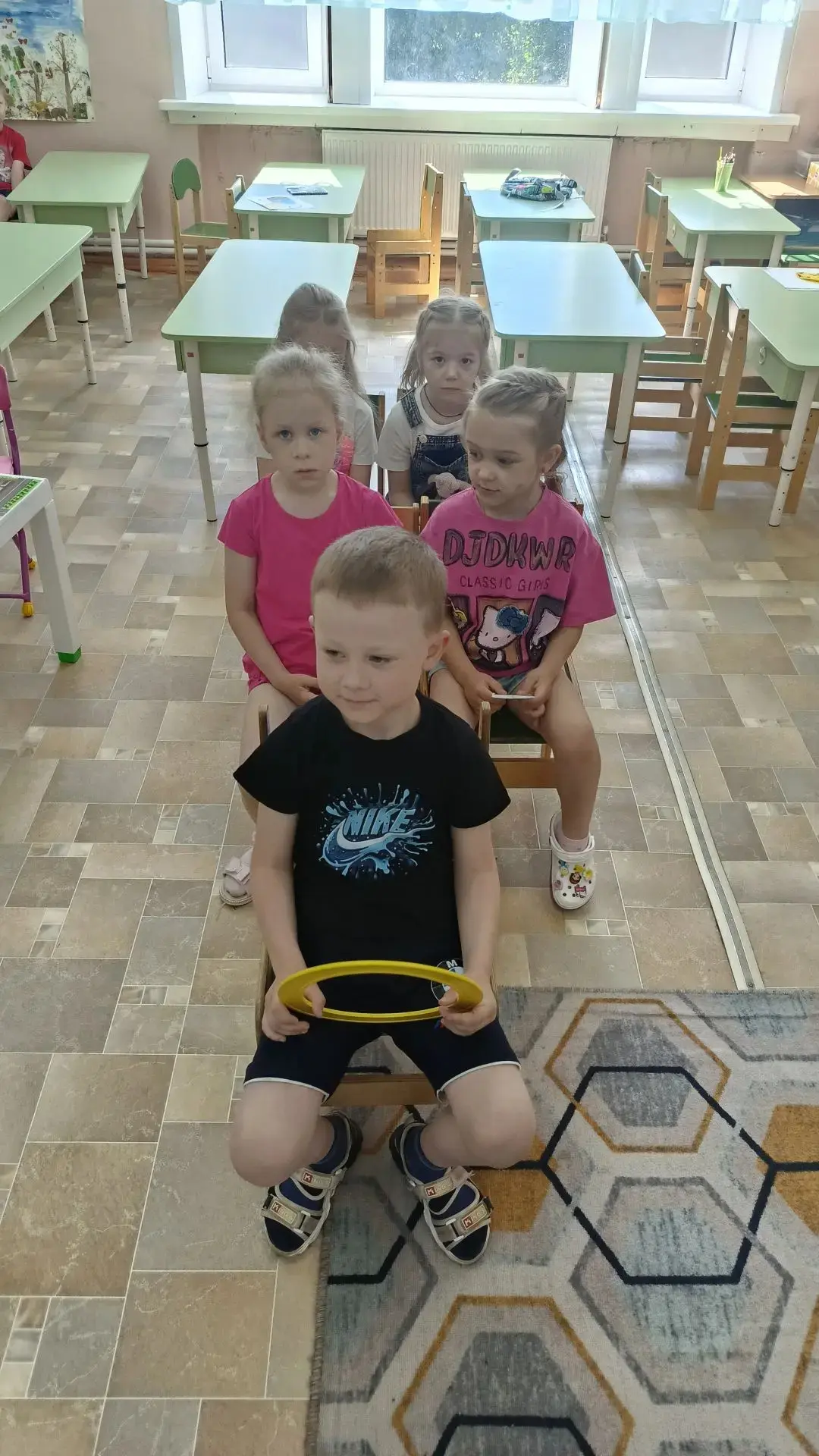 Играть мы любим очень:
"Вы знаете, друзья!"
Без игр прожить ребенку
Никак,никак нельзя .