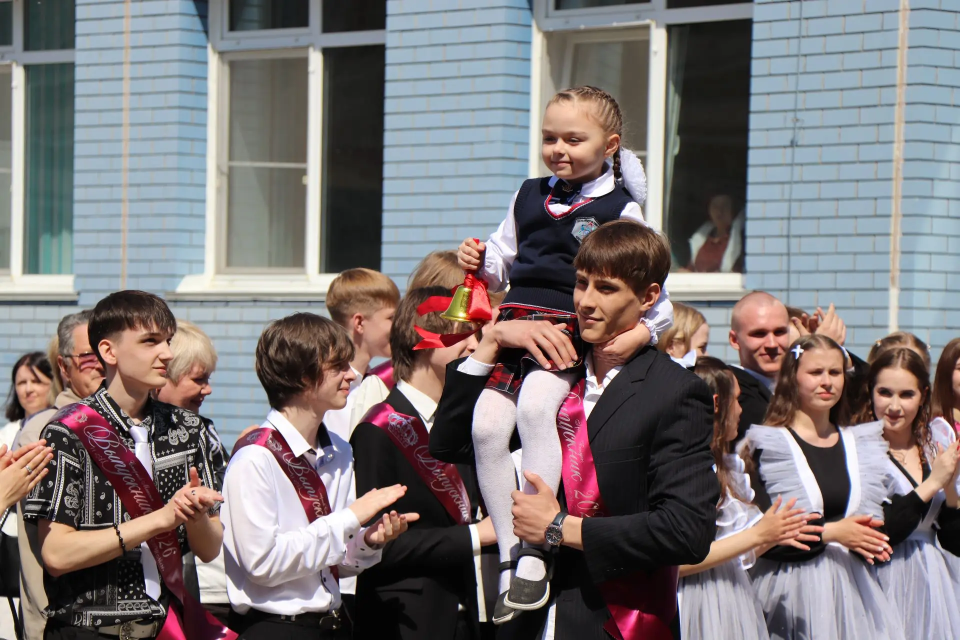#Последнийзвонок_11 классы💔🔔   🎈В нашей школе прозвенел Последний звонок. Для учащихся 11 классов - 