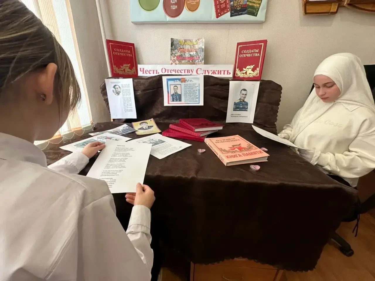 Есть такая профессия — Родину защищать! 🎖️📚  Друзья, в нашей школьной библиотеке открылась новая кни