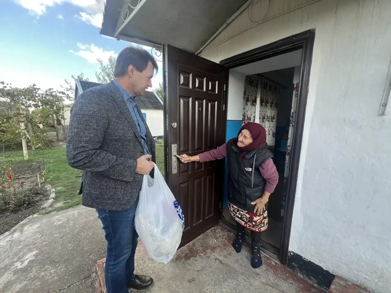 В Приазовском муниципальном округе продолжается добрая традиция поздравления долгожител...