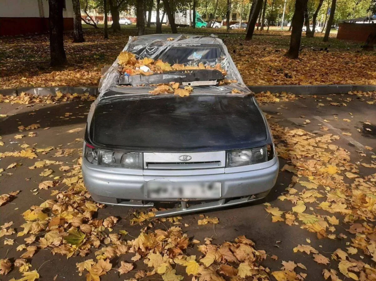 🚗 В Кузьминках жители жалуются на брошенный автомобиль во дворе