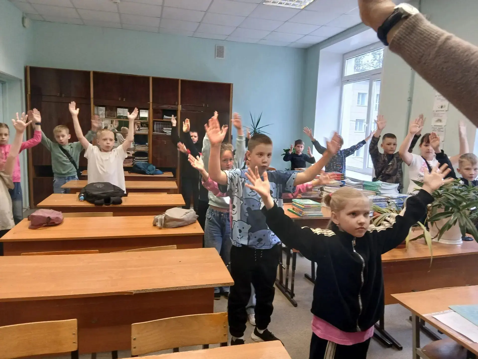 Сегодня в лагере занимались:    1. Утренняя  зарядка под музыку, повторили счёт на англ. языке и лич