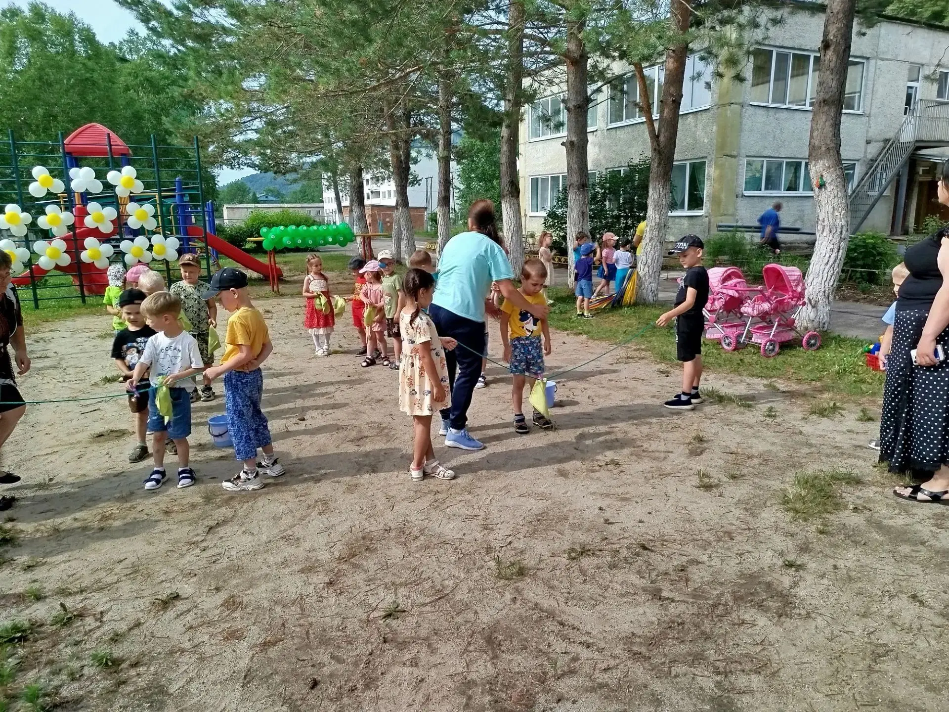 В день Семьи, любви и верности, на нашем спортивном участке, инструктором по физической культуре, бы