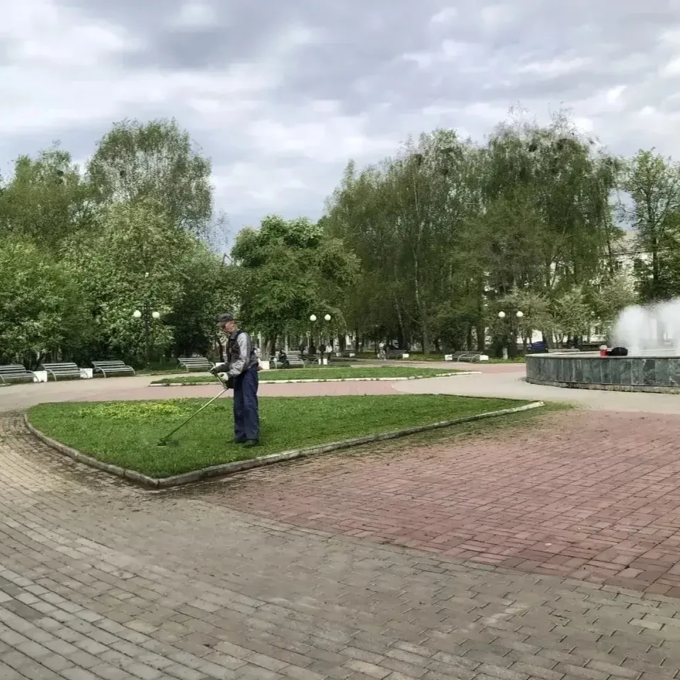 Каждый день в скверах и парках Йошкар-Олы не прекращается работа  В Йошкар-Оле ежедневно трудятся ко