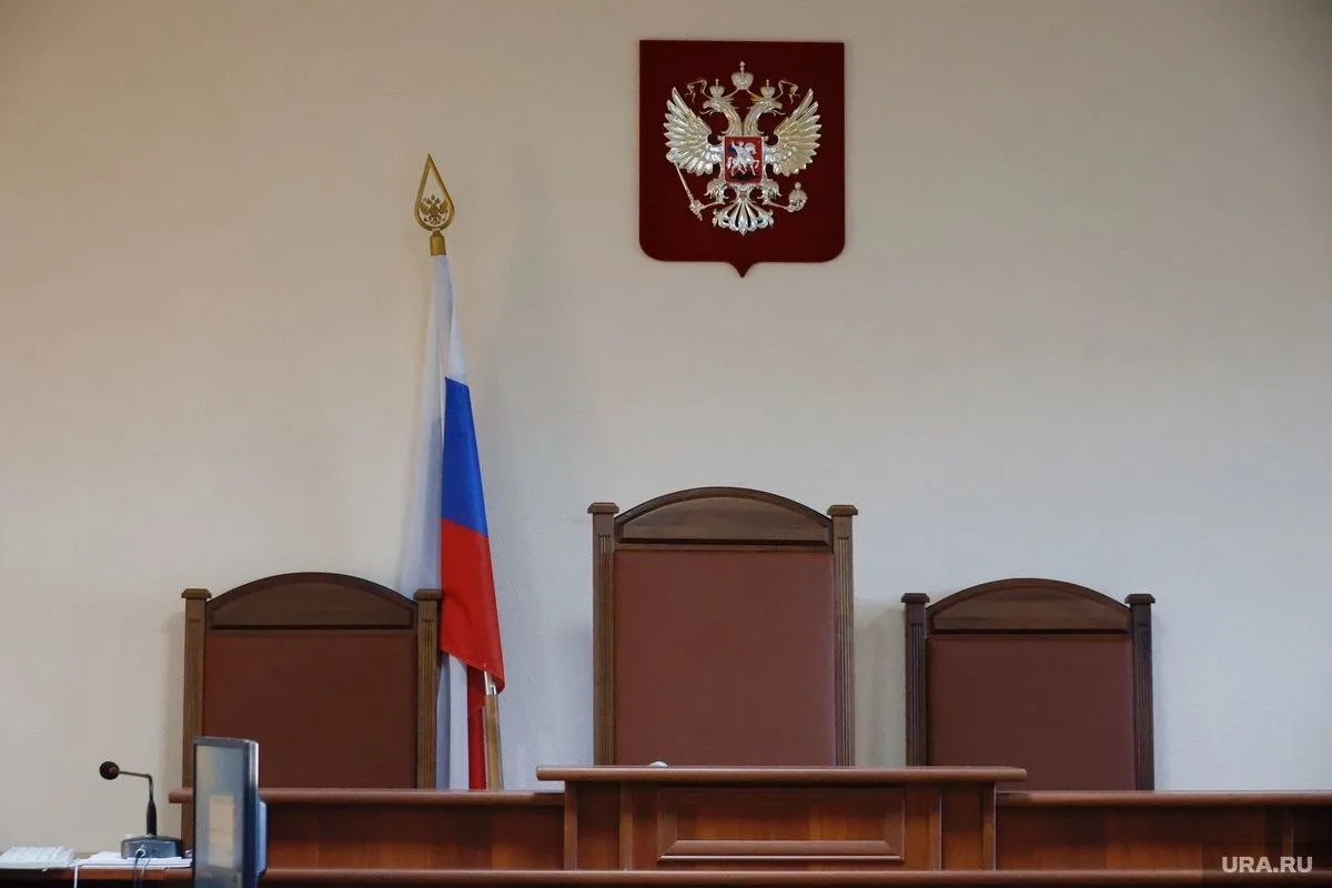Жительница Кургана сломала ногу на выходе из подъезда и отсудила 250 тысяч у управляйки.

55-летняя 
