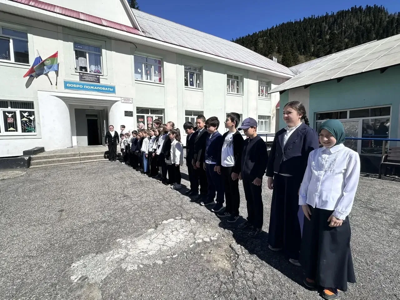 🇷🇺🇷🇺🇷🇺Сегодня, 18 мая 2026 г, в МБОУ КГО «СШ кп. Домбай» прошло еженедельное подн...