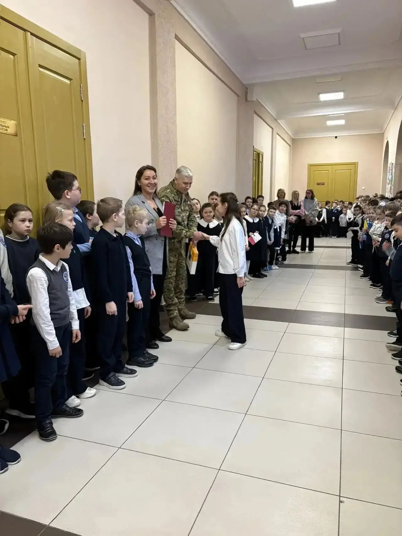 Новая учебная неделя началась с традиционной линейки, прослушивания и исполнения государственного ги