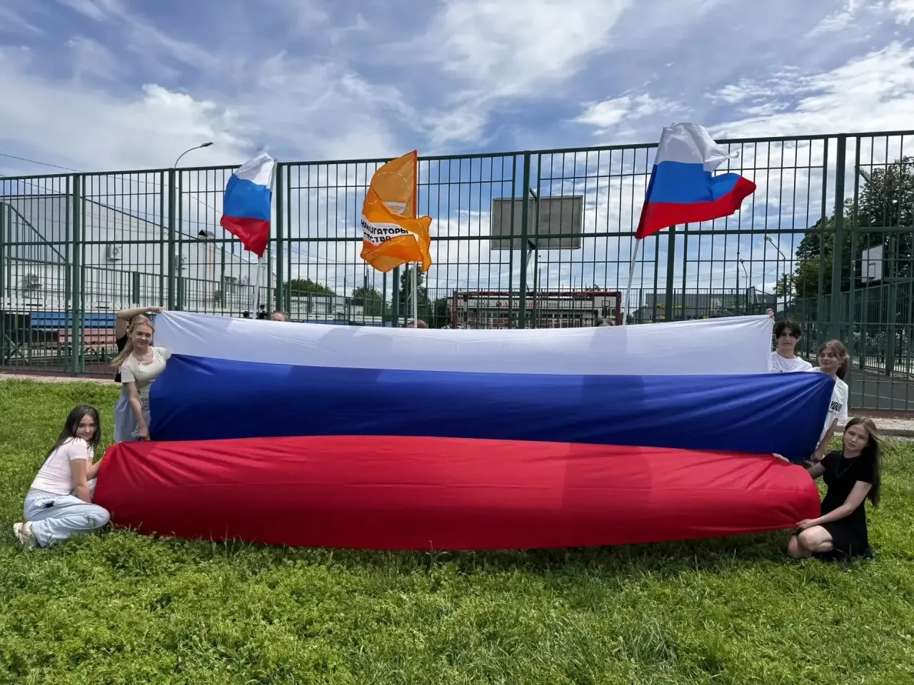 С гордостью сообщаем, что учащиеся нашей Гимназии приняли  участие в акции «Флаги России».
💙❤️🤍
#Г