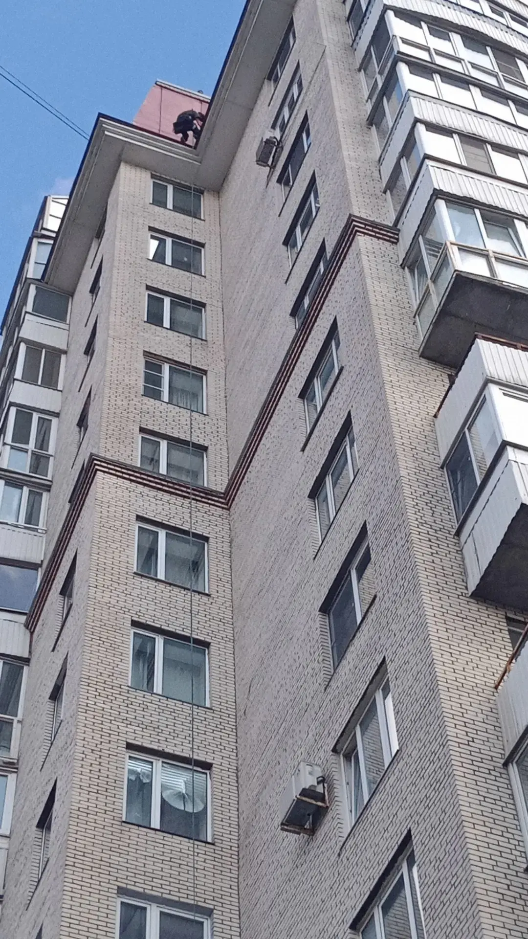 Герметизация карниза многоквартирного дома по адресу: Краснопутиловская улица, д. 76, к. 2