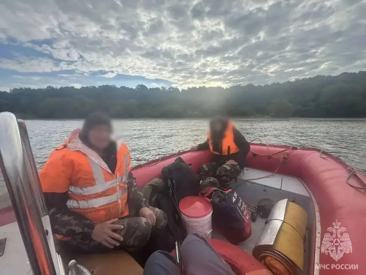 В Калининградском заливе двое рыбаков попали в водяную ловушку