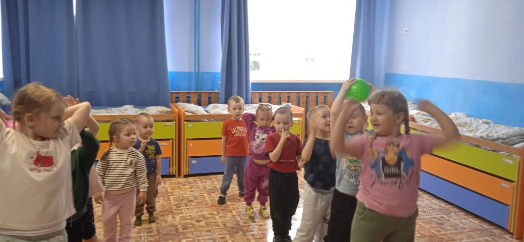 «Движение – спутник здоровья!» - под таким девизом прошёл день в нашей дежурной группе....