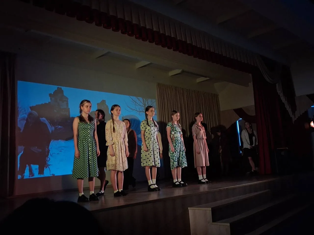 Состоялась премьера документального спектакля «Детство, опаленное войной» 🎗️  Зал наполнился тишиной
