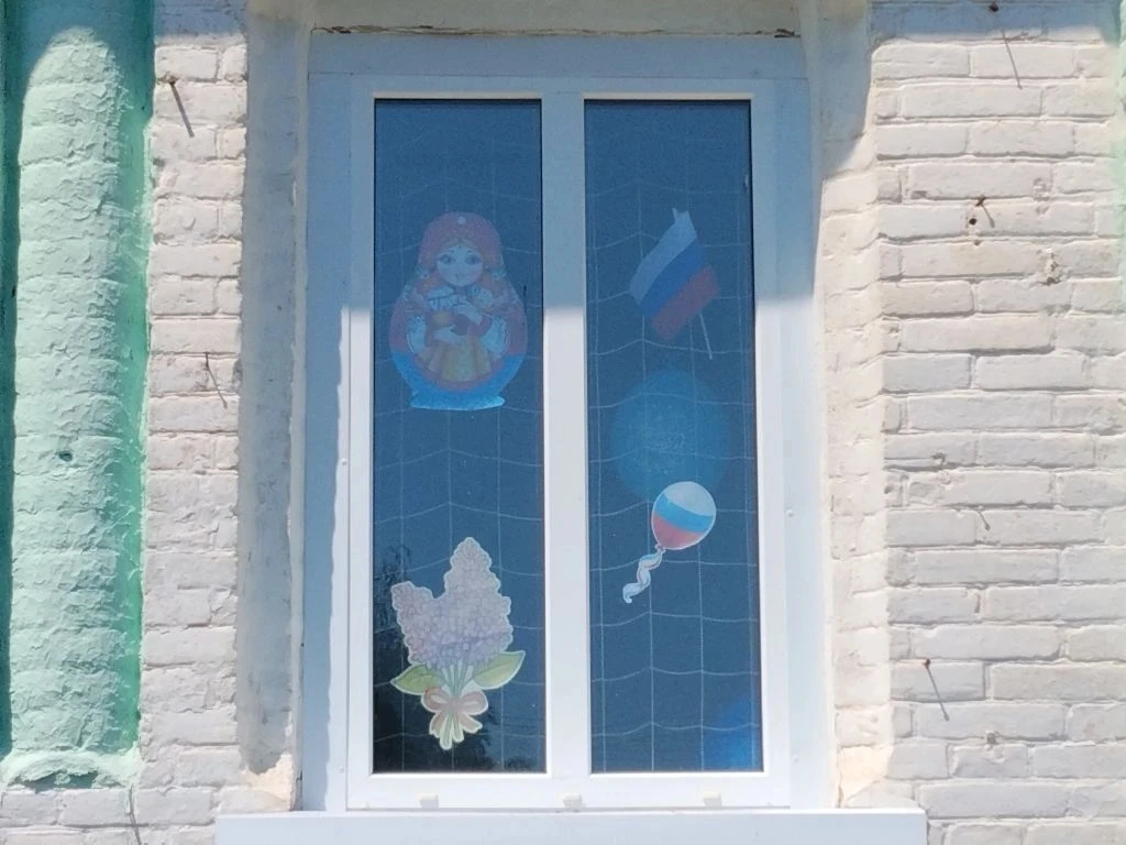 В преддверии Дня России, 12 июня, коллектив школы принял участие во Всероссийский акции "Окна России