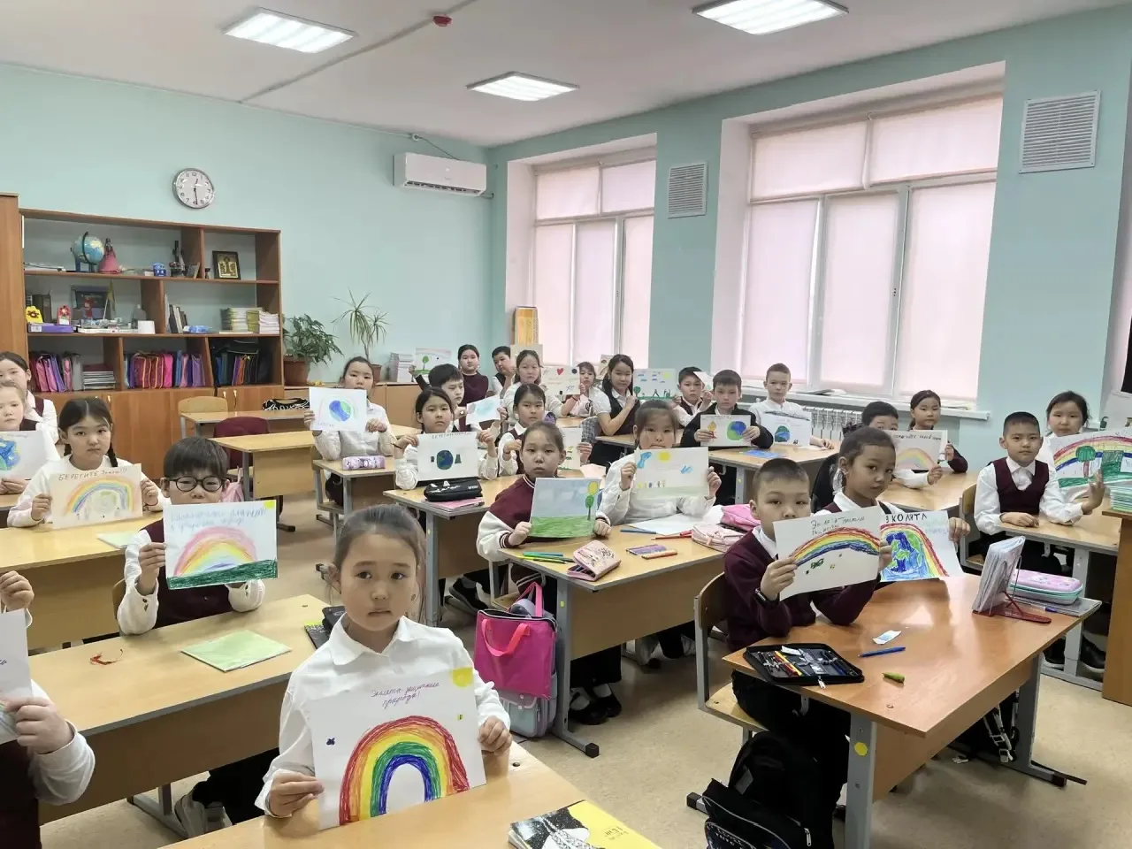🌿 Эколята — защитники природы! 🌿  Сегодня ученики 1 «В», 2 «Г»и 2 "В" классов присоединились к празд