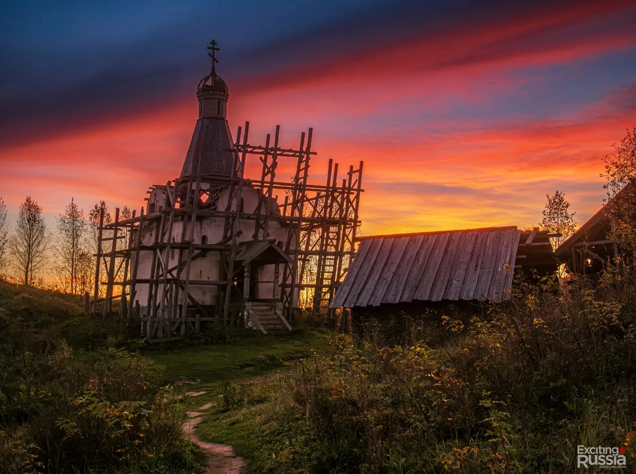 🌅 Острог «Сердца Пармы» под Губахой на закате