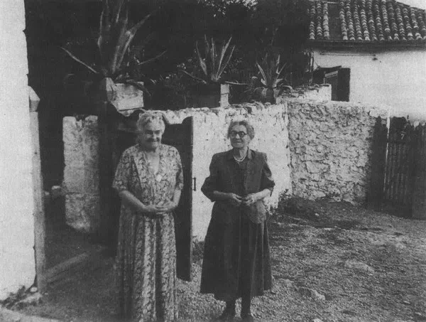 На фотографии Ольга Книппер-Чехова с Марией Павловной Чеховой в Гурзуфе, на даче, котор...
