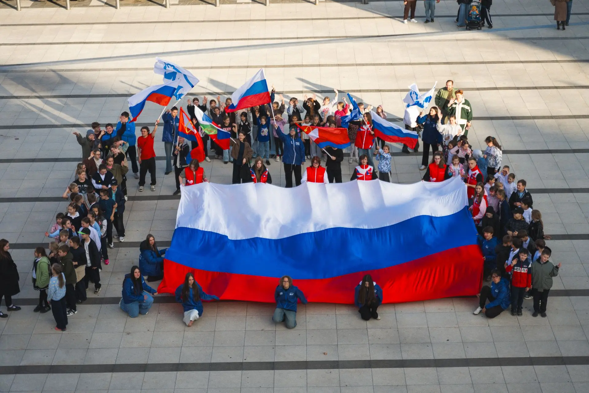 Во Фрязино прошел флешмоб, приуроченный к 30 сентября — Дню воссоединения ДНР, ЛНР, Зап...