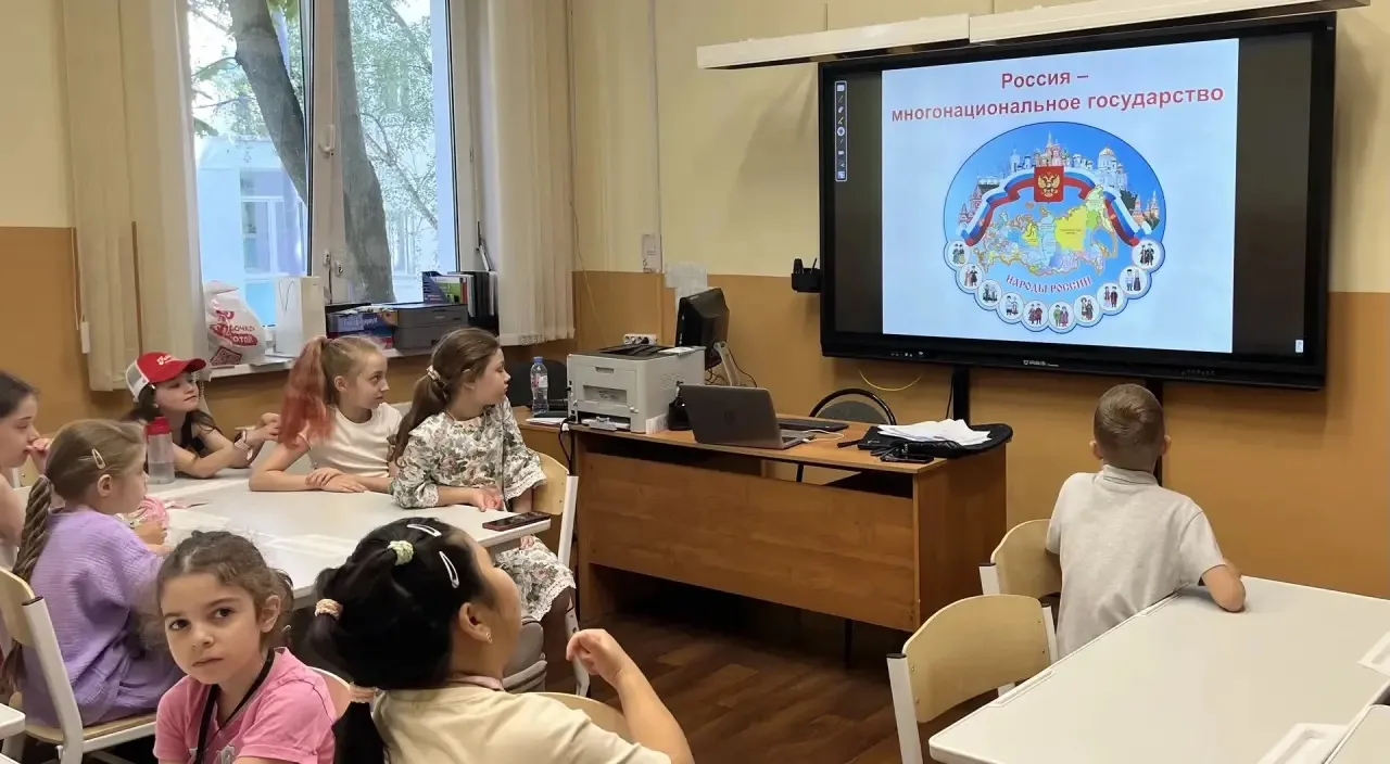 🇷🇺 В летней программе «Френдс» прошли мероприятия, посвященные Дню России 

Ребята из досугового о