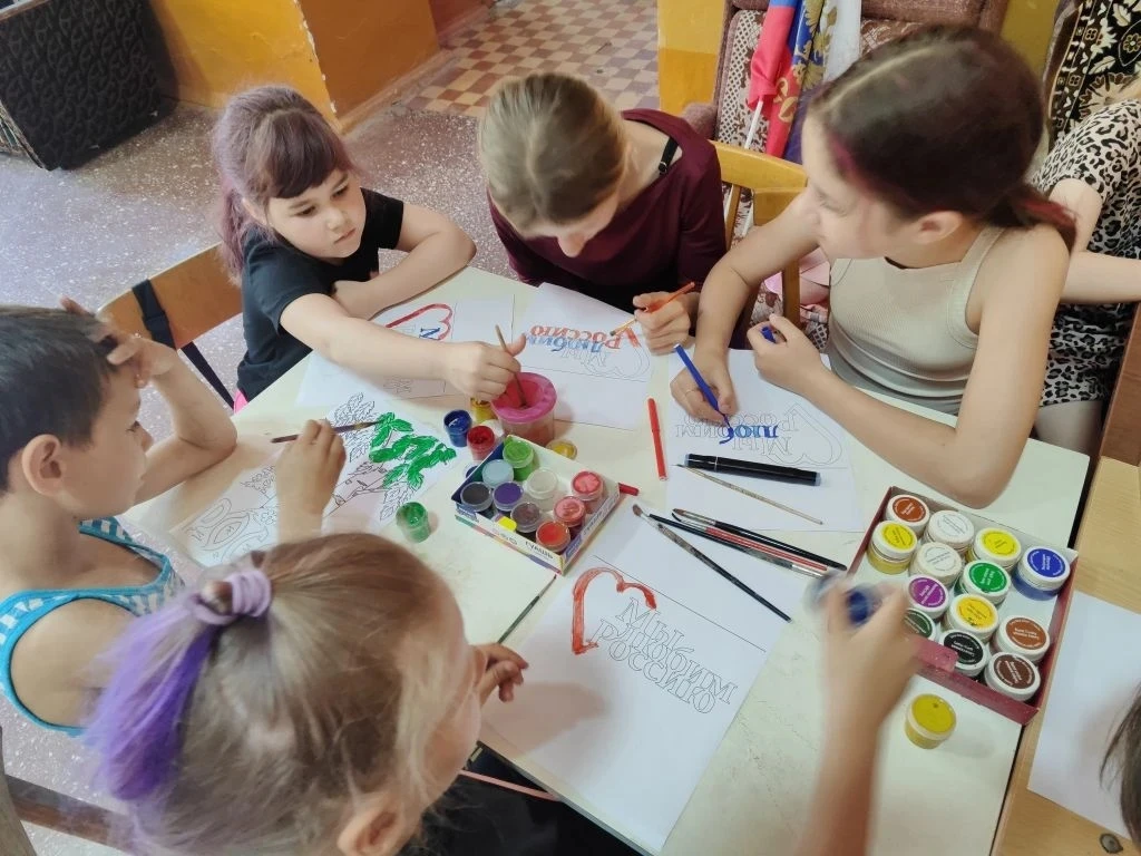 Богураевский СДК присоединился к патриотической акции «Окна России». 
         🇷🇺Мы украсили окна 