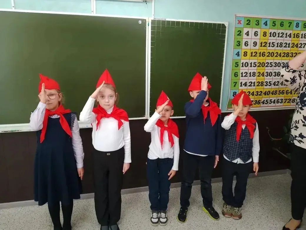 19 мая в день Пионерии в 1 «В» классе прошло мероприятие "Всегда готов!"   Ветеран педагогического т