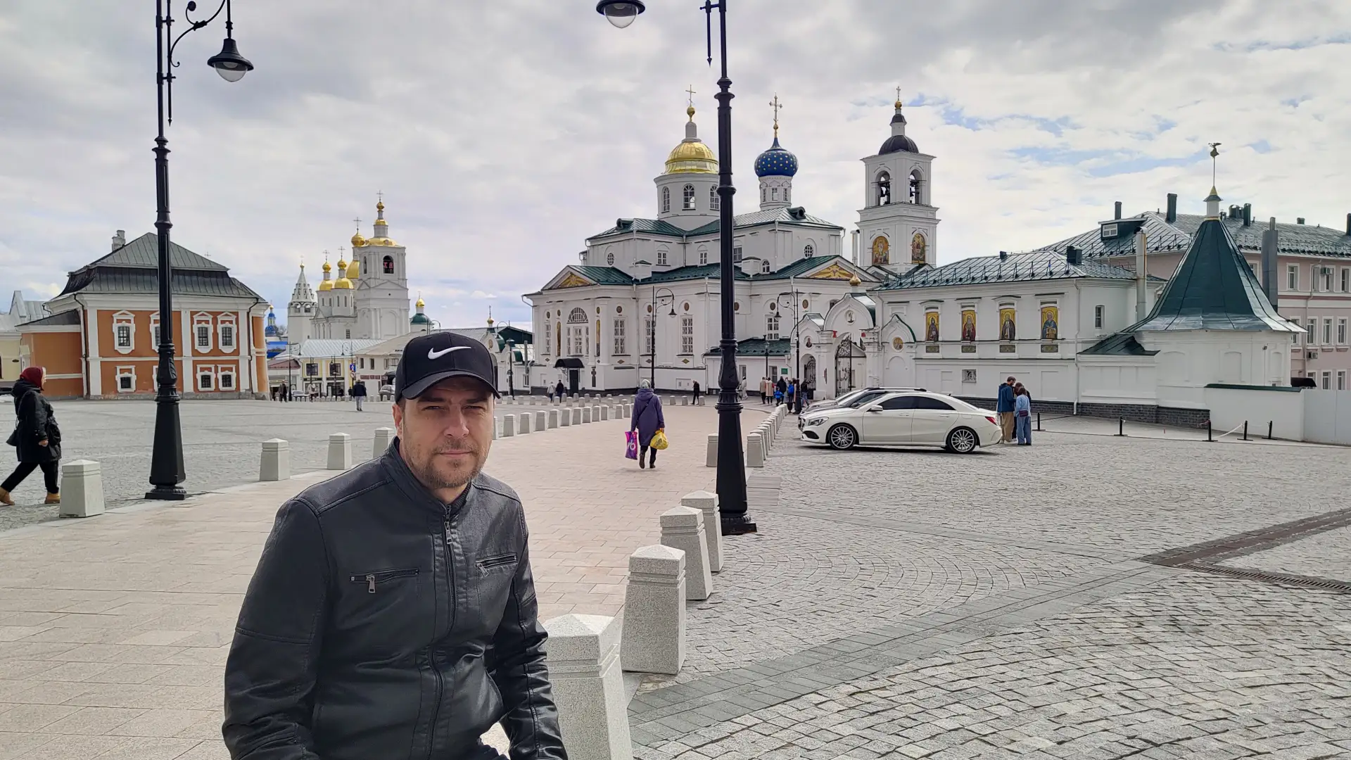 Именно с этой площади и начинается знакомство с Арзамасом. Почему? Потому что она, слов...