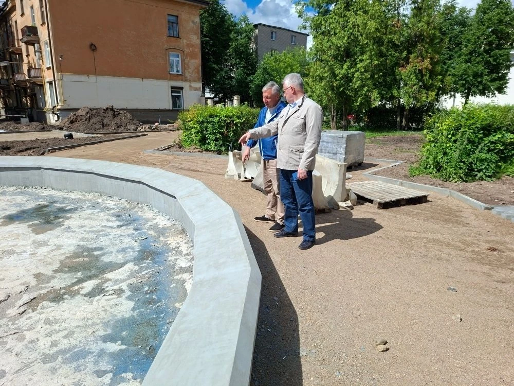 В сквере у бывшего кинотеатра «Родина» готовят фонтан к покраске и обустраивают детскую...