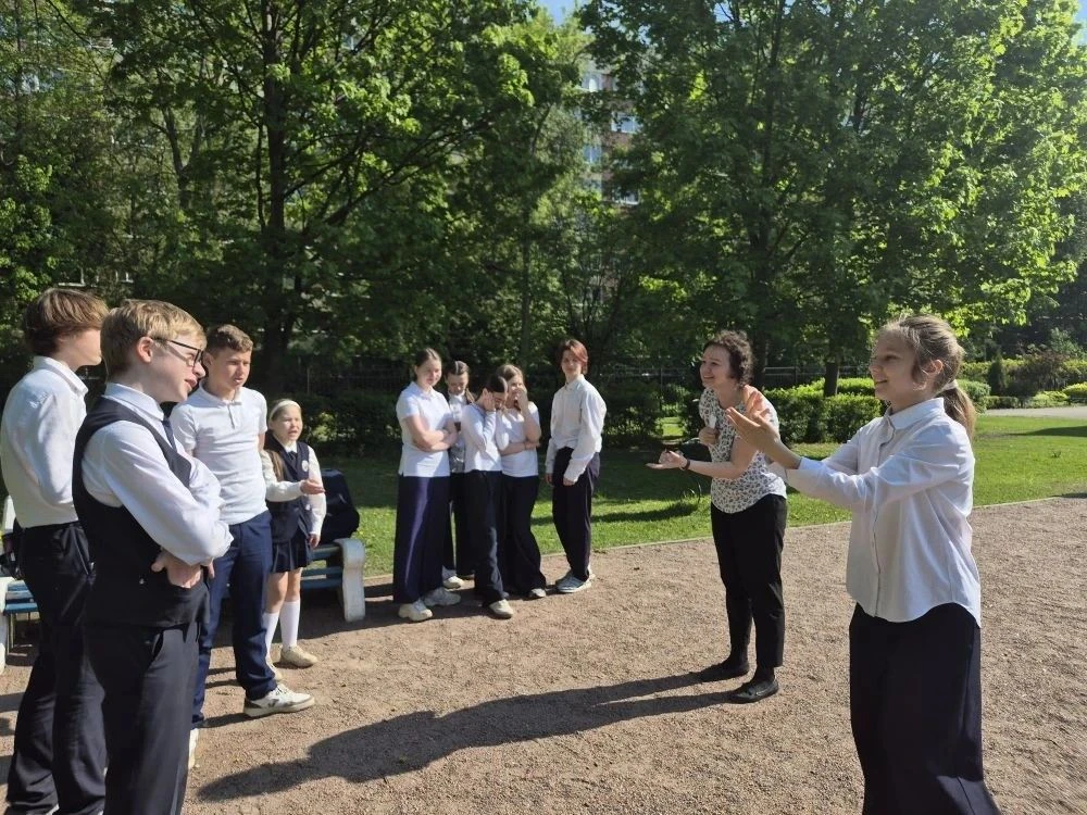 🌞Сегодня учитель английского языка Бебик Марина Викторовна провела  урок на свежем воздухе в 6А клас