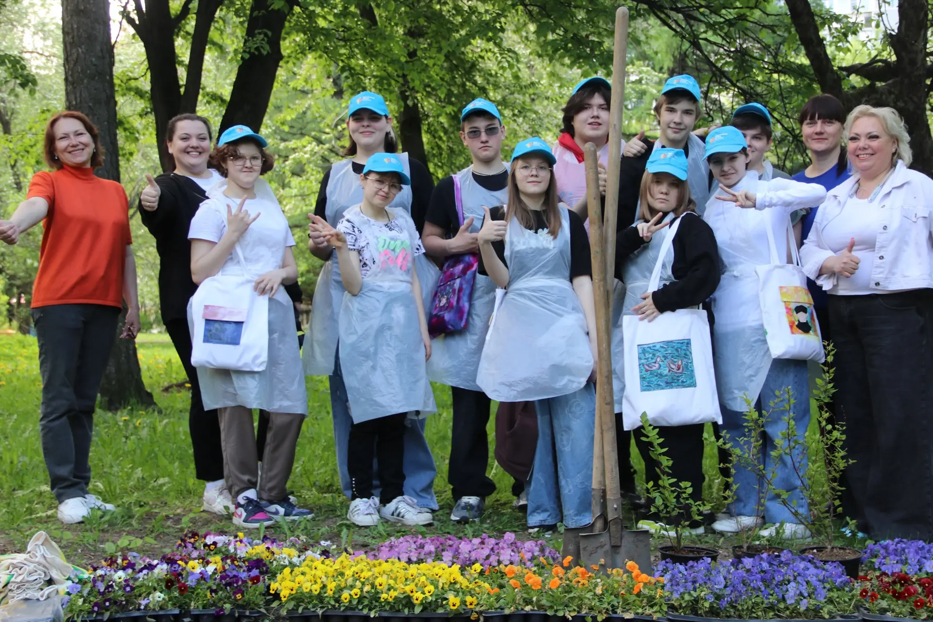 🌼В пятницу активисты «Движения Первых» вместе с управой района Очаково-Матвеевское про...